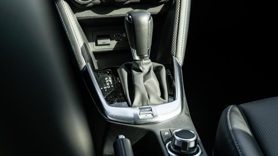 Детали интерьера Toyota Yaris XLE Hatchback 2019 года  (NA) (фото 13 из 40)